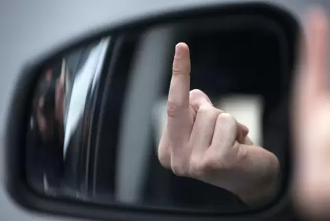 Das Zeigen eines „Stinkefingers“ kann rechtlich Folgen haben. 