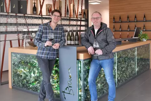 In der Vinothek mit dem aus Bruchglas effektvoll gestalteten Tresen präsentieren (von links) Martin und Michael Braun besonders 