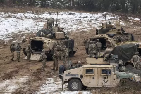 US-Soldaten stehen während einer internationalen Militärübung auf dem Gelände des Truppenübungsplatz Hohenfels in Bayern. 