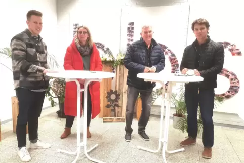 Jannick Rinner und die MINT-Beauftragte Nadine Penner haben die Bewerbung der BBS Pirmasens als TU-Net-Schule Mint inittiert. We
