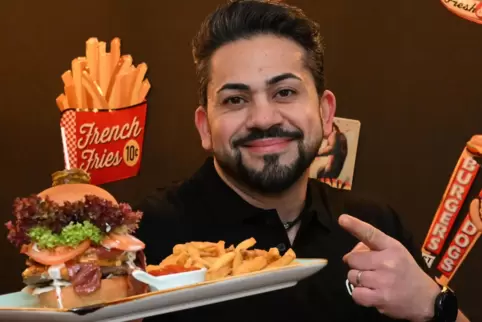 Mohamad Ghazi mit einem „King Kong“-Burger.