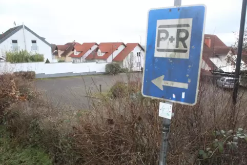 Muss die Gemeinde erneut eine Alternative für die Arztpraxis-Container suchen? Anwohner haben sich gegen den Park+Ride-Parkplatz