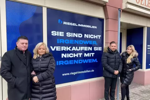Familienunternehmen: Manfred, Sylwia, Christoph und Sissy Riegel (von links) vor den künftigen Firmenräumen. Familienunternehmen: Manfred, Sylwia, Christoph und Sissy Riegel (von links) vor den künftigen Firmenräumen.