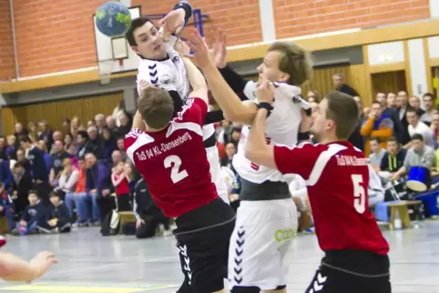 Zu seiner Zeit in Zweibrücken: Jakub Balaz (links im Sprung) hat gerade zu Benny Zellmer abgespielt.