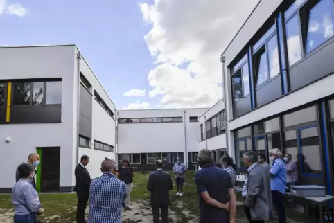Die Sanierung des Schulhauses ist abgeschlossen, jetzt kommt ganz zum Schluss auch der Hof der Carl-Bosch-Schule dran – Kostenpu Die Sanierung des Schulhauses ist abgeschlossen, jetzt kommt ganz zum Schluss auch der Hof der Carl-Bosch-Schule dran – Kostenpu