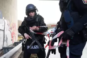 Unweit vom Tatort: Polizebeamte sperren am Montag die K22 bei Mayweilerhof im Kreis Kusel ab. Am selben Abend werden zwei Männer