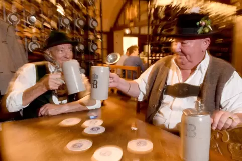 Alfons und Alfons sind Stammgäste im Münchner Hofbräuhaus. 