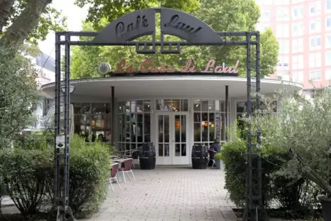 Alt und neu: Der Eingang weist noch auf das Café hin. Das Gebäude trägt den neuen Namen.