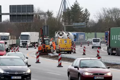Mit den neuen Leitplanken soll die Autobahn sicherer werden.