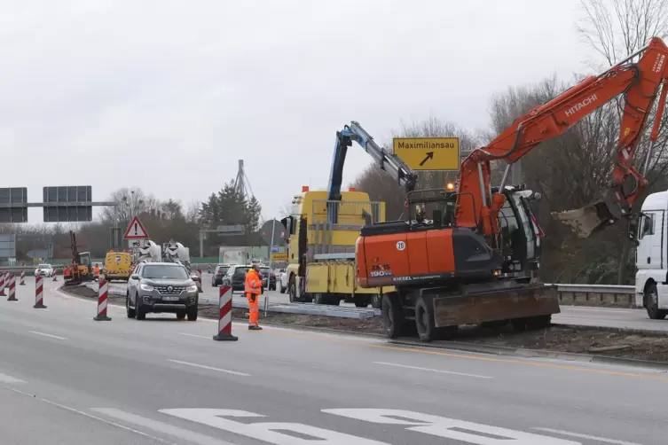 Ein Bagger hebt die Gruben f&uuml;r die Fundamente aus, in denen die Schutzelemente verankert werden.