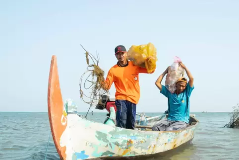 Indonesische Fischer sammeln Plastikmüll aus dem Meer – das Rohmaterial für die Taschen von Got Bag.