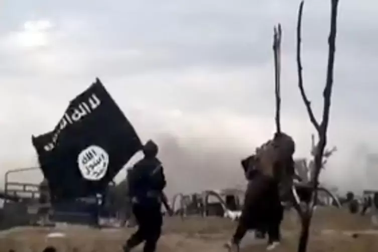 IS-Kämpfer in Syrien mit ihrer Flagge, hier in einem Archivfoto aus dem Jahr 2019. 