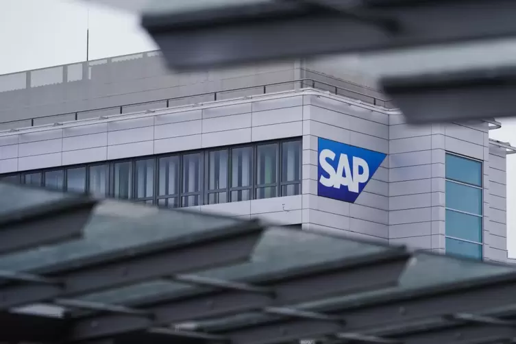 Ein Logo des Softwarekonzerns SAP ist am Hauptgebäude in Walldorf angebracht.