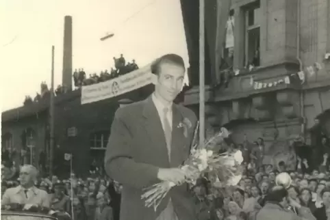 Empfang der Sieger in Kaiserslautern nach dem WM-Triumph 1954: Horst Eckel (stehend) genießt das Bad in der Menge. 