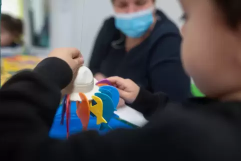 Corona-Fälle in Kindergärten betreffen nicht nur Kinder, immer wieder stecken sich Erzieherinnen und weitere Mitarbeiter an.