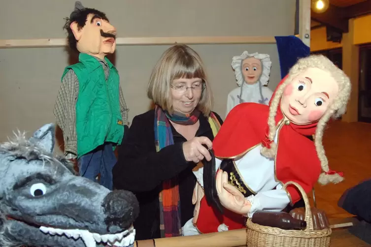 Auch bei der Puppenbühne war Ulrike Pohl aktiv. Sie baute etliche Puppen selbst, nähte ihre Kleider und dachte sich auch Bühnens