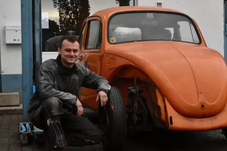 Der neue Pächter Joschka Baum mit einem VW Käfer, den er restaurieren will.