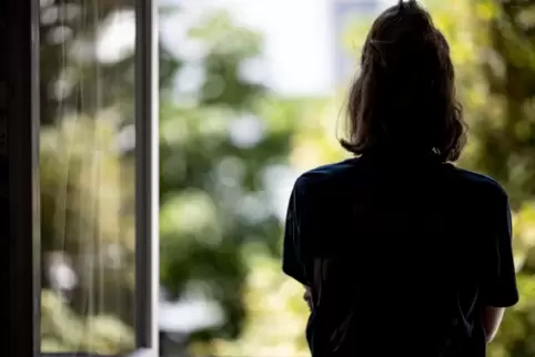 In der Isolation (hier ein Symbolbild) führt kein Weg nach draußen – nicht einmal zum Spazierengehen mit dem Hund. 