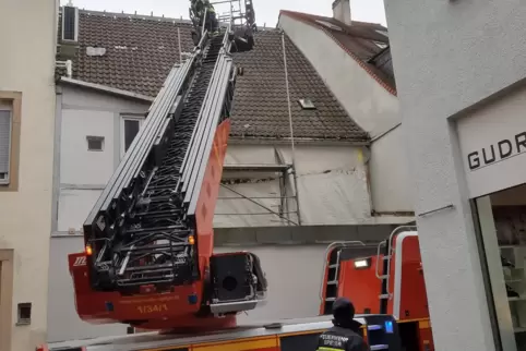 Feuerwehr aktiv: Stellprobe an der Hausrückseite von der Korngasse aus. Feuerwehr aktiv: Stellprobe an der Hausrückseite von der Korngasse aus.