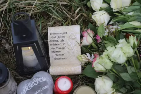 Kerzen, Blumen sowie Steine mit Sprüchen wurden am Tatort an der Kreisstraße zwischen Ulmet und Mayweilerhof abgelegt.