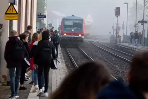Schüler warten in Glan-Münchweiler auf einen einfahrenden Zug. 