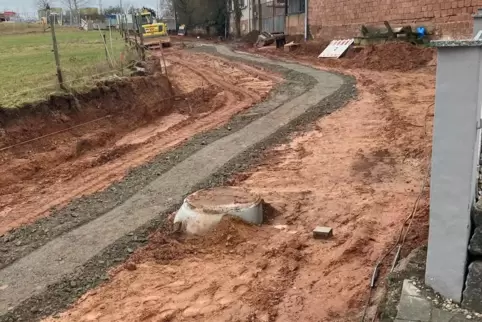 „Man hat uns Anwohnern nun einen Fußweg aus Schotter angelegt, der es ermöglicht, nicht durch knöcheltiefen Schlamm waten zu müs