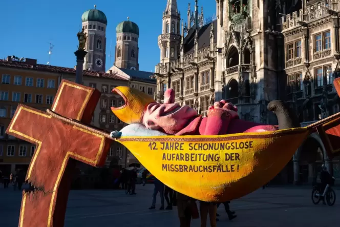 Die Plastik »Der Hängemattenbischof« auf dem Münchener Marienplatz. Die Untätigkeit bei der Ahndung von Kindesmissbrauch in den Die Plastik »Der Hängemattenbischof« auf dem Münchener Marienplatz. Die Untätigkeit bei der Ahndung von Kindesmissbrauch in den
