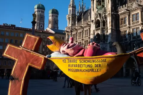 Die Plastik „Der Hängemattenbischof“ auf dem Münchener Marienplatz. Die Untätigkeit bei der Ahndung von Kindesmissbrauch in den 