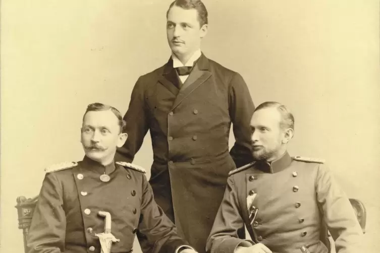 Theodor Bumiller (Mitte) um 1890 in Berlin mit seinem Vorgesetzten, dem sp&auml;teren Gouverneur Deutsch-Ostafrikas, Hermann von Wiss