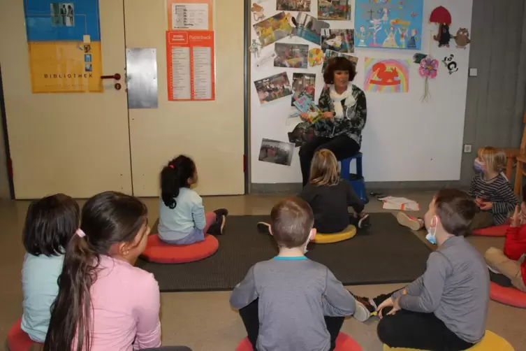 Die Kinder lauschen aufmerksam Birgit Bauers Geschichte vom Einhorn Kurt. 