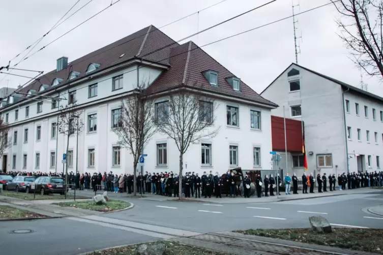 Rund 200 Menschen beteiligten sich an dem stillen Gedenken vor dem Polizeipräsidium in Ludwigshafen-Süd. 