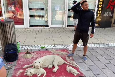 Hunde dürfen in der Fußgängerzone nicht frei herumlaufen. Diese drei von Sandkünstler André Alion betrifft das nicht. 