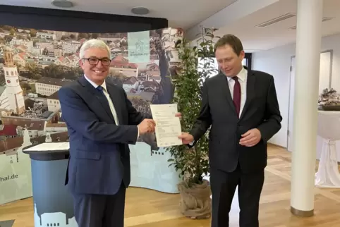 Prüfender Blick: Ist der zugesagte Millionenbetrag auch korrekt? Innenminister Roger Lewentz (links) und Oberbürgermeister Marti Prüfender Blick: Ist der zugesagte Millionenbetrag auch korrekt? Innenminister Roger Lewentz (links) und Oberbürgermeister Marti