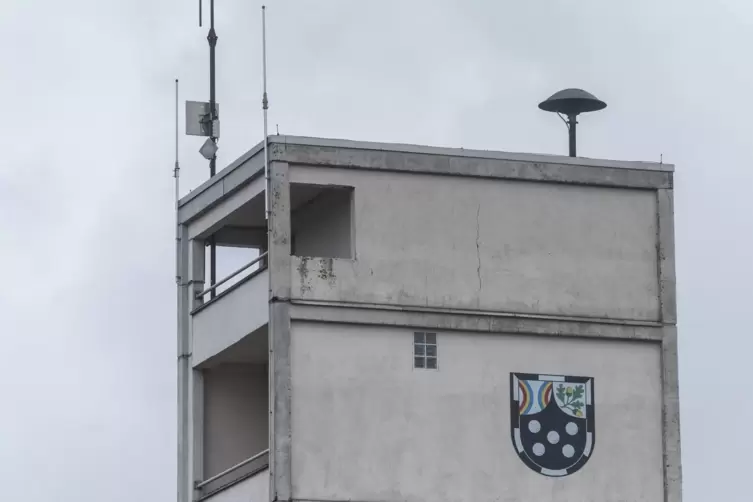 Auf dem Dach des Feuerwehrturms in Landstuhl befindet sich eine Sirene. Sie dient zur Alarmierung von Einsatzkräften – neben dem