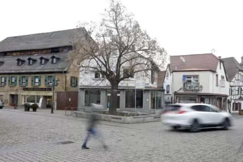 Soll das Initialprojekt für die nächste Phase der Altstadtsanierung sein: Den früheren Gemüse- und Dönerladen (hinter der Linde) Soll das Initialprojekt für die nächste Phase der Altstadtsanierung sein: Den früheren Gemüse- und Dönerladen (hinter der Linde)