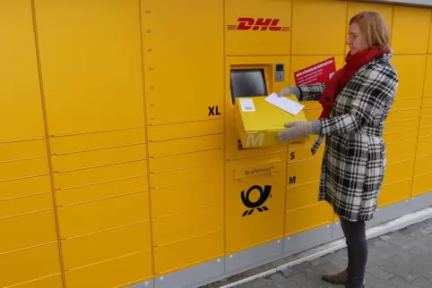 Kunden können an der Station Briefe und Pakete versenden und Pakete empfangen. 