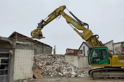 Der 50-Tonnen-Bagger hat bereits ganze Arbeit geleistet. 
