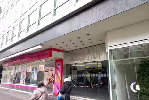 Das leerstehende Kaufhof-Gebäude kostet die Stadt Neunkirchen auch dann Geld, wenn sie es nicht kauft, sagt Oberbürgermeister Jö