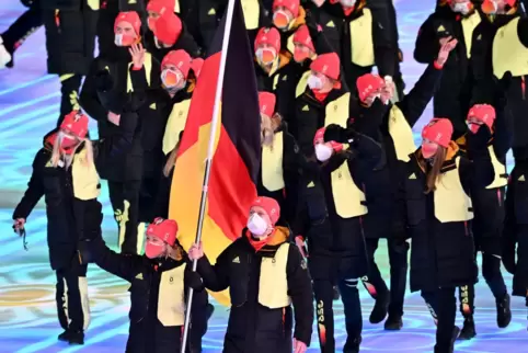  Die Fahnenträger Claudia Pechstein (vorne links) und Francesco Friedrich führen das deutsche Team ins Stadion.