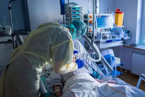 Die Behandlung von Covid-19-Patienten ist extrem aufwendig und anstrengend. 