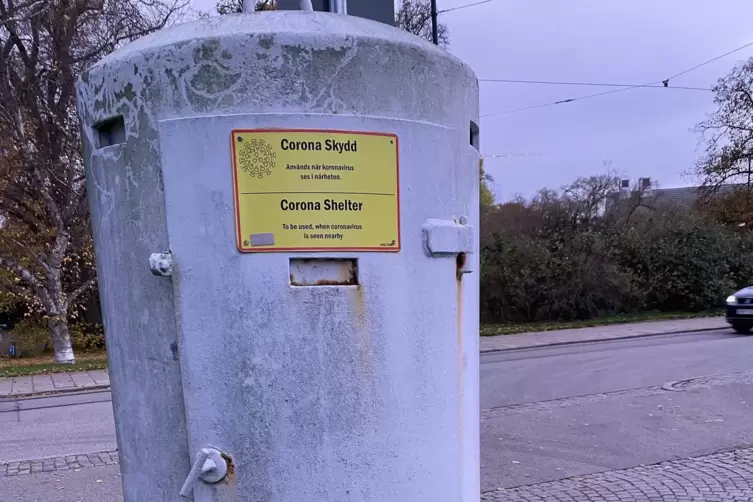 Ein Corona-Schutzbunker &ndash; zumindest steht das auf dem Schild, das jemand als Kunstprojekt angebracht hat.