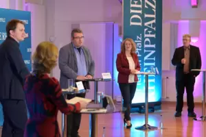 Sorgten auch für Aussagen zum Schmunzeln: die Bürgermeisterkandidaten bei der Podiumsdiskussion im Bürgerhaus in Dudenhofen. 