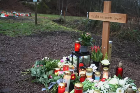 Am Parkplatz oberhalb des Tatortes ist ein Kreuz aufgestellt worden. 