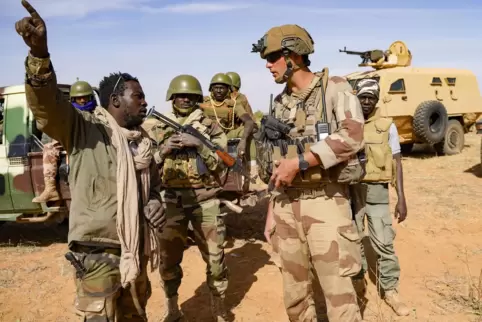 Französische und malische Soldaten auf einer gemeinsamen Patrouille in der Wüste. In Mali sind derzeit noch mehr als 2000 franzö