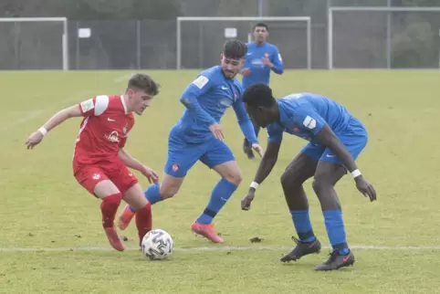 Pascal Nicklis (links) und die U19-Junioren des FCK waren gut im Spiel gegen Heidenheim. Am Ende stoppten Seedy Jarju (rechts) u