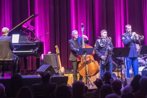 Jazz mit Martin Preiser (Klavier), Stefan Engelmann (Bass), Michael Lakatos (Drums), Eric Lundquist (Trompete), Chad Deacon. 