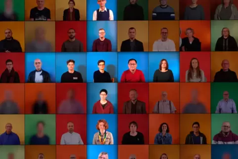 Teilnehmerinnen und Teilnehmer der Initiative „#OutInChurch. Für eine Kirche ohne Angst“ – eine Szene aus der ARD-Dokumentation 