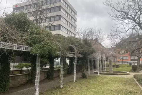 Die Grünfläche zwischen Kreissparkasse und Busbahnhof wurde von Paul Weißer geplant. 