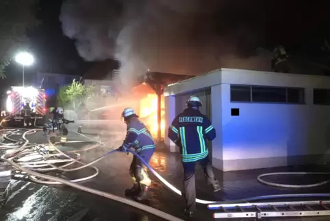 Für die Allgemeinheit immer im Einsatz: Die freiwilligen Helfer der Feuerwehren, wie hier bei einem Carportbrand in Otterberg. W