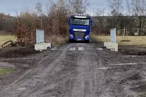 Der dritte Wiesenweg im Ungsteiner Bruch ist eine Schlammwüste. Schwere Laster fahren hier fast im Minutentakt zum Bahndamm oder